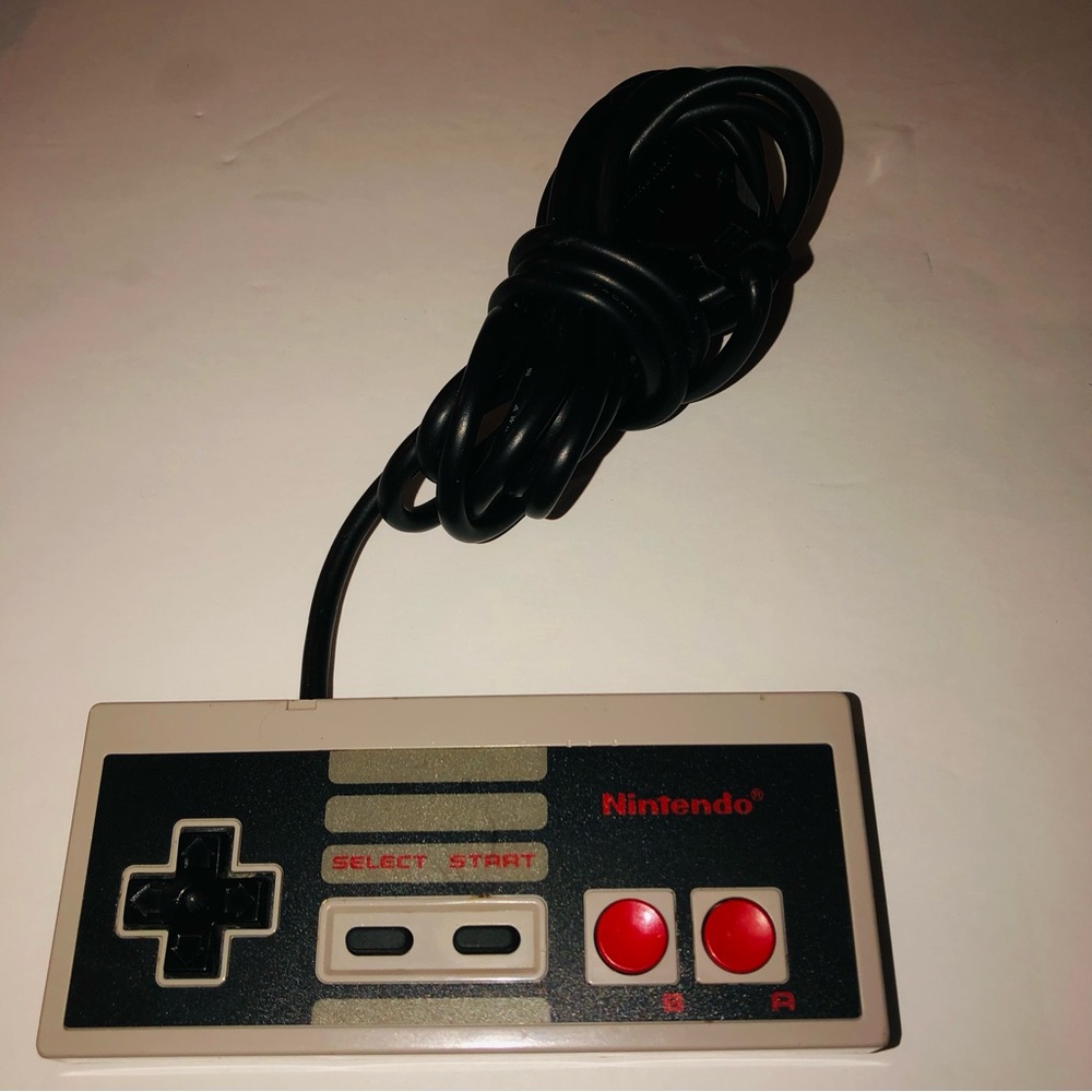 Vintage 1985 Nintendo NES System Controller & 2 Compatible Gaming  Controllers - Picture 2 of 6